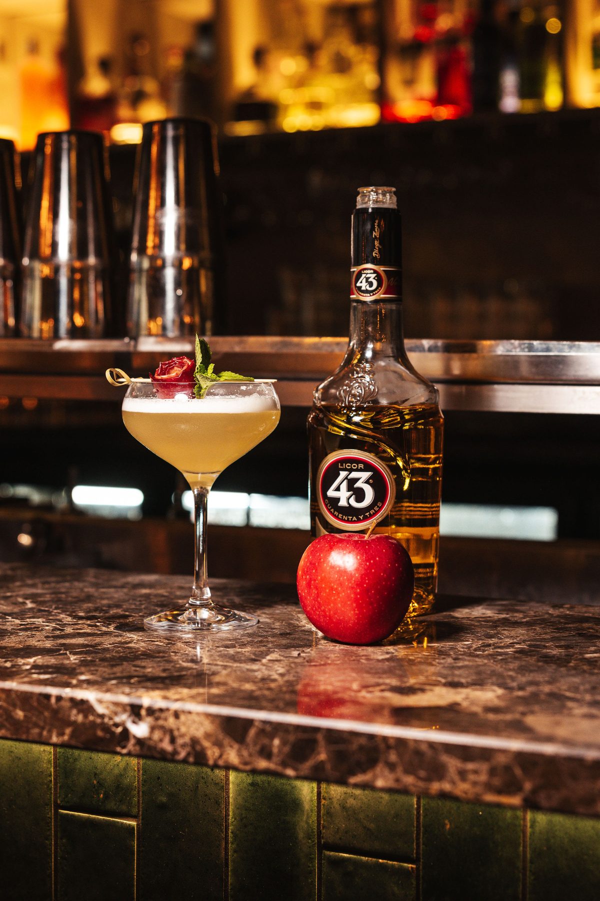 Licor 43-flaska och en drink på barens marmorskiva