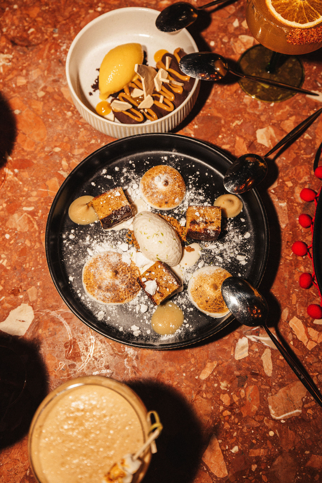 Postres på marmorbordet – brownie de turrón med marshmallow och limesorbet